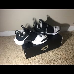 White & black nike prestos